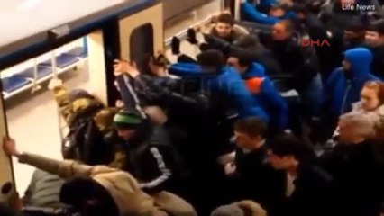 Bacağı Vagonla Peron Arasına Sıkışan Kadın Yüzlerce Yolcu Tarafından Böyle Kurtarıldı