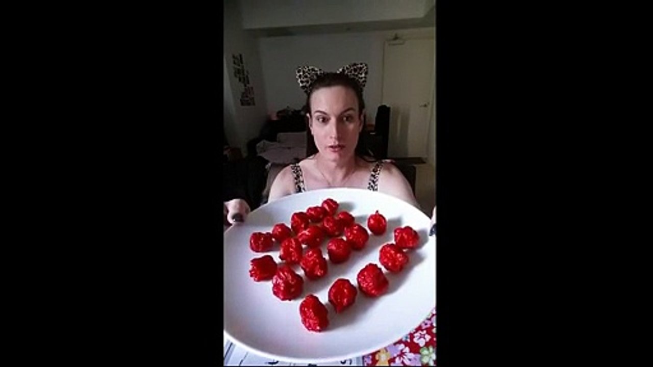 Cette femme va manger 15 piments, les plus forts du monde!
