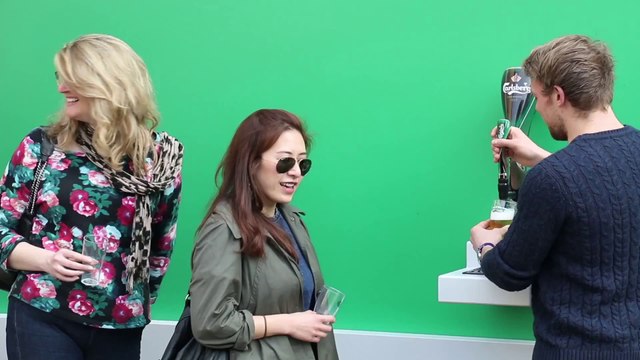 L'affiche Carlsberg qui vous sert une bière gratuitement !