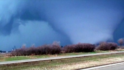 Une spectaculaire tornade s'abat sur l'Illinois