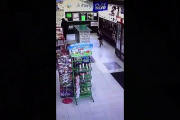 il donne un coup de poing à son fils