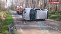 Une voiture sur le toit à Ploujean