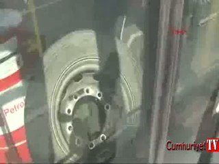 Metrobüsün tekerleği fırladı