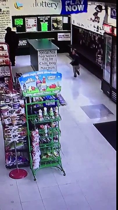 Un papa donne un coup de poing à son fils de 4 ans