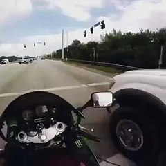 Un motard échappe à un policier en mode GTA !