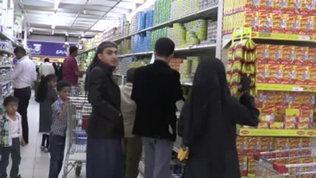 Alışveriş Merkezlerine Akın Eden Halk Gıda Stokluyor