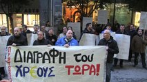 La Grèce honore son paiement au FMI, manifestation à Athènes