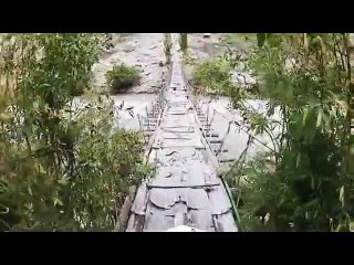 Prendre une petite piste de montagne à moto