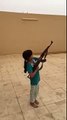 Un père laisse sa fille de 9 ans tirer à l'AK-47 (Arabie Saoudite)