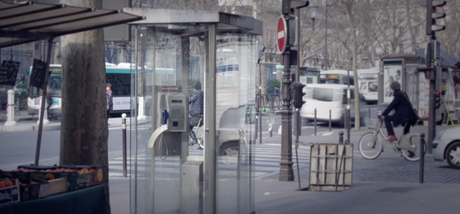 au bout du fil : la vie d'une cabine téléphonique