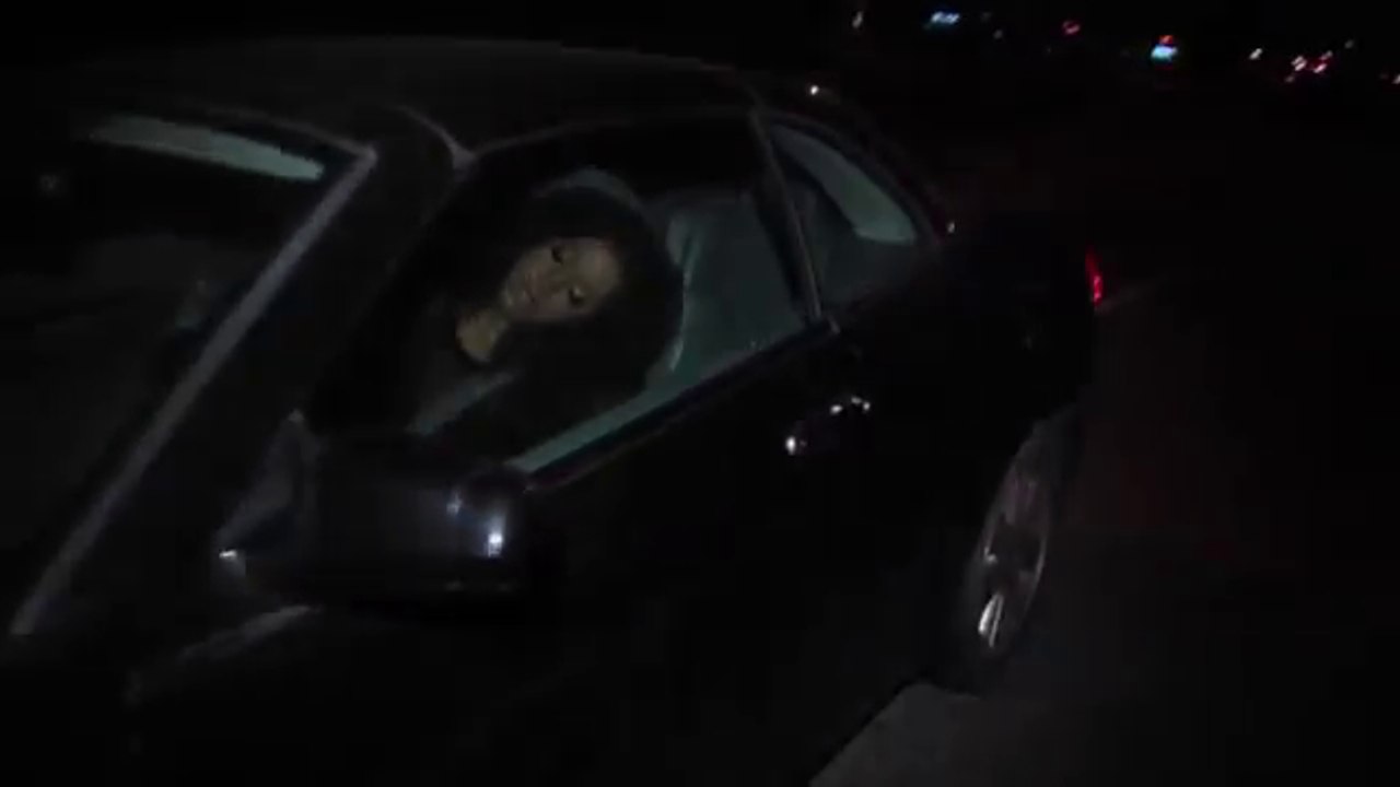 Une femme ivre dort dans sa voiture au milieu de l'autoroute