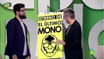 Frank Blanco regala un cartel a Manu Sánchez para promocionar 'El último mono'