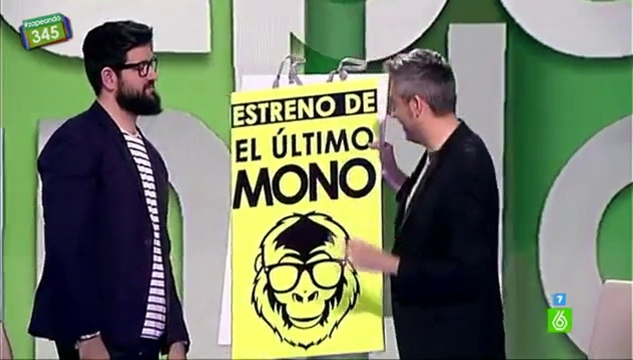 Frank Blanco regala un cartel a Manu Sánchez para promocionar 'El último mono'