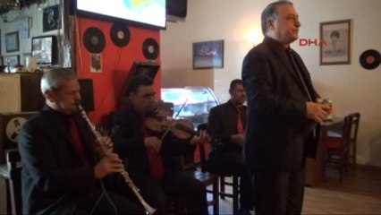 Mersin Emekli Polis, Çocuklarını Okutmak İçin Sahneye Çıkıyor