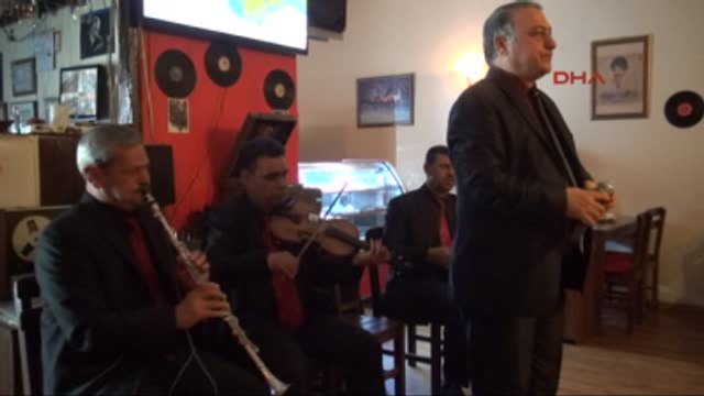 Mersin Emekli Polis, Çocuklarını Okutmak İçin Sahneye Çıkıyor