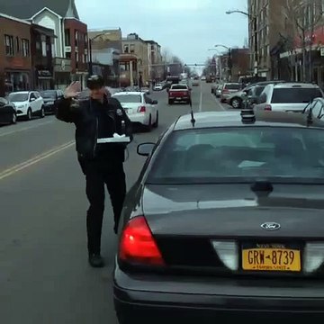 Des policiers garés sur une piste cyclable... pour acheter une pizza