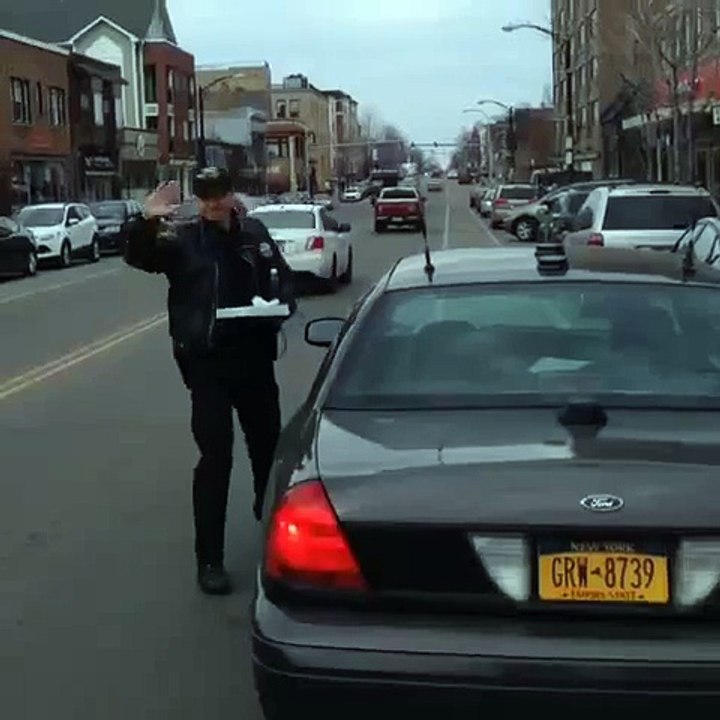 Des policiers garés sur une piste cyclable... pour acheter une pizza