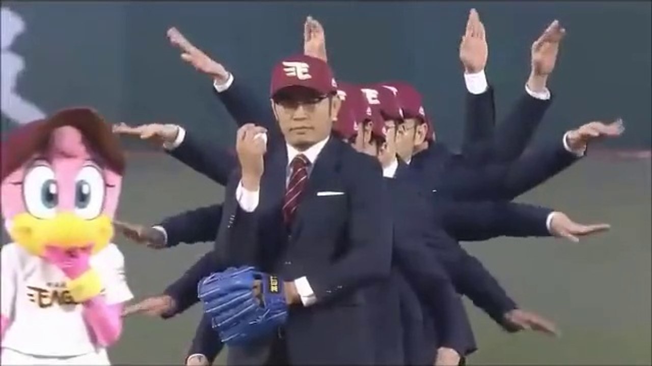 Cérémonie du first pitch énorme avec le groupe WORLD ORDER - Baseball