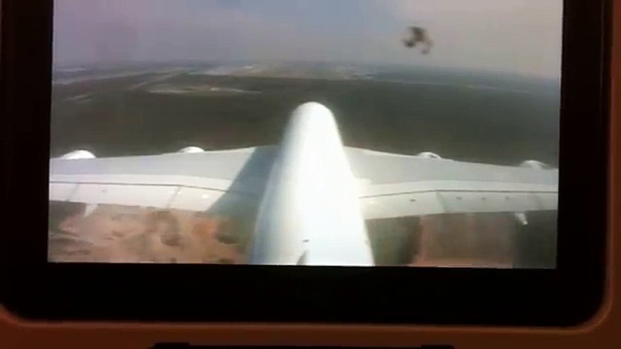 Airbus A380-800 Landing Frankfurt_Main