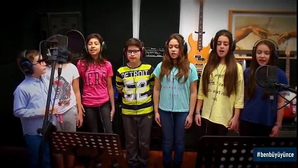 Otizmli Çocuklar için ünlüler mikrofon başında 'Ben büyüyünce iyi olabilirim anne'