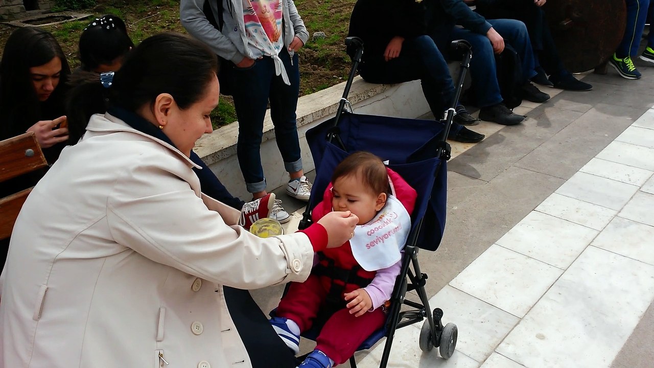 Zeynep Betül Amasyada mama yiyor 20150405