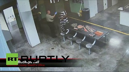 Ni las pistolas eléctricas pudieron detenerlo: Preso enfurecido golpea a guardias