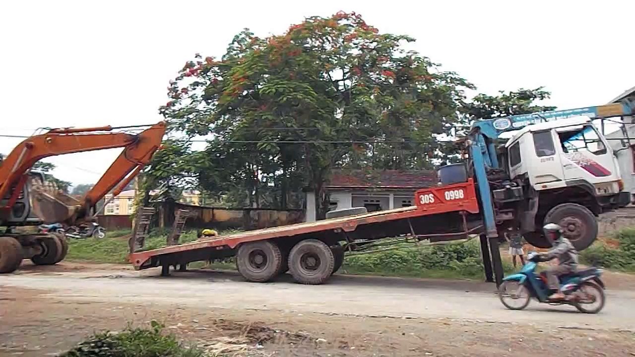 Máy xúc lên xe
