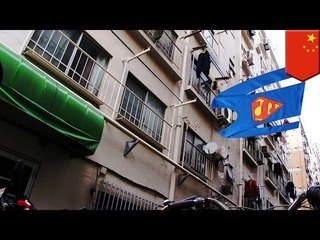 パンツ一丁で窓から飛び降りたスーパーマン？
