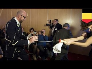 ベルギー首相にマヨかけ！元おっぱい抗議団体乱入