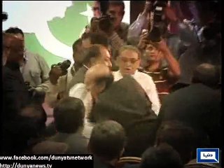 Dunya News - Sindh: Qaim Ali Shah loses balance while expo visit