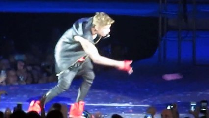 Justin Bieber mete un teléfono de una de sus fans en sus partes íntimas