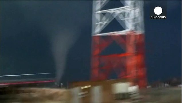 Tornadoes tear through US Mid-West, destroy Illinois town