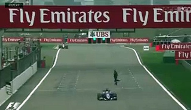 Formule 1- un spectateur traverse la piste pendant les essais libres