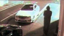 فيديو يظهر لص سيارات يقع في حفرته محاولاً سرقة سيارة