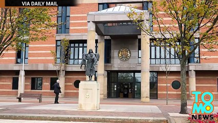 المعلمة هيلن تورنبول تعتني بطالبها من خلال الحلويات والعناق الدافئ