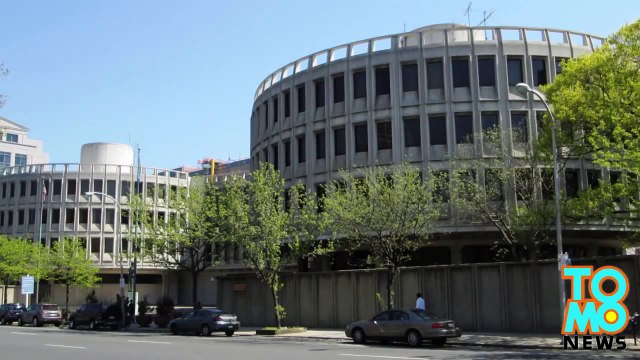 شرطي من فيلدلفيا يبادر بالتهديد والوعيد لمراهق لأن الأخير نظر إلى اليه