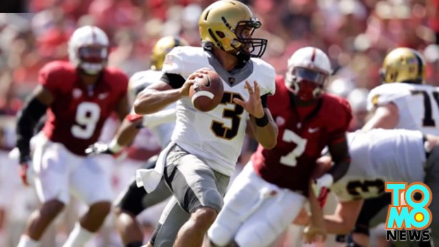 إحدى مشجعات فريق الجيش لكرة القدم تقبل لاعب مجند وثمل