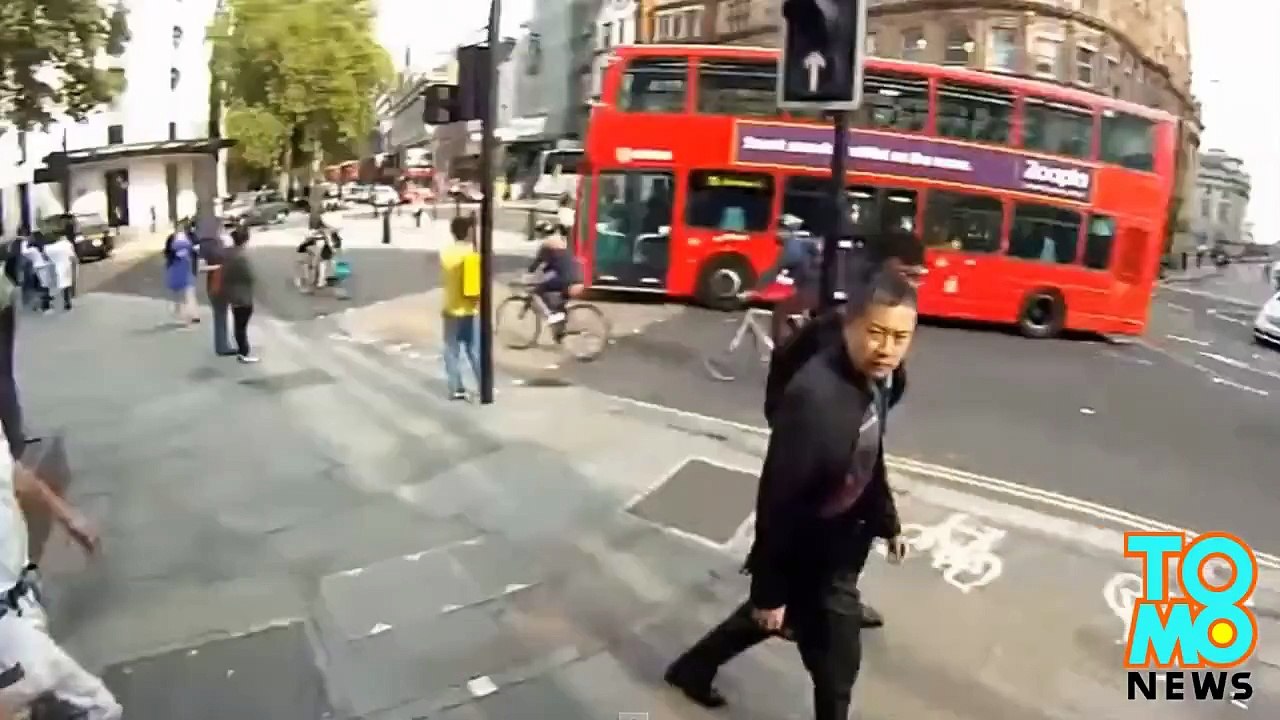 شرطي بريطاني يرتكب خطأً ويتراجع معتذراً بكل تهذيب