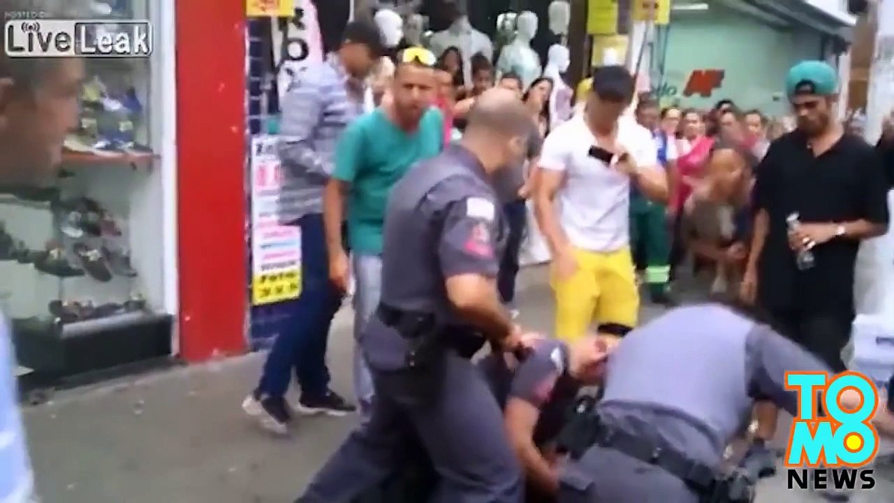 الشرطة تعتقل بائع متجول وتقتل آخر كان يحاول أن يستعمل رذاذ الفلفل