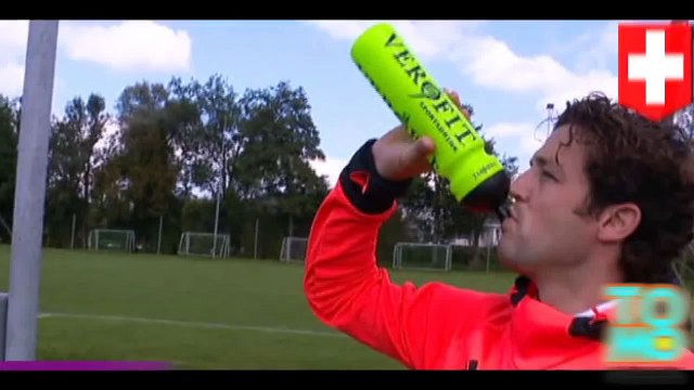 حارس مرمى فريق سويسرا غاضب بعد أن قام بعض المشجعين بالتبول في زجاجة الماء الخاصة به