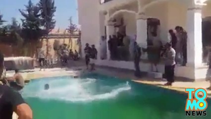 مسلحين ليبيين يسبحون بمسبح مجمع دبلوماسي أمريكي بعد اقتحامه