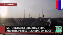 سائق دراجة روسي يتعثر بدراجته ويطير ومن ثم يهبط فوق سقف إحدى السيارات