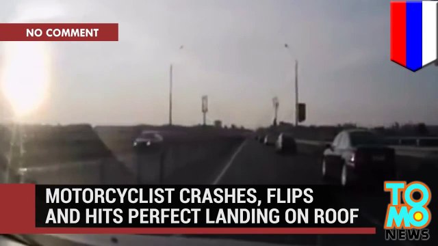 سائق دراجة روسي يتعثر بدراجته ويطير ومن ثم يهبط فوق سقف إحدى السيارات