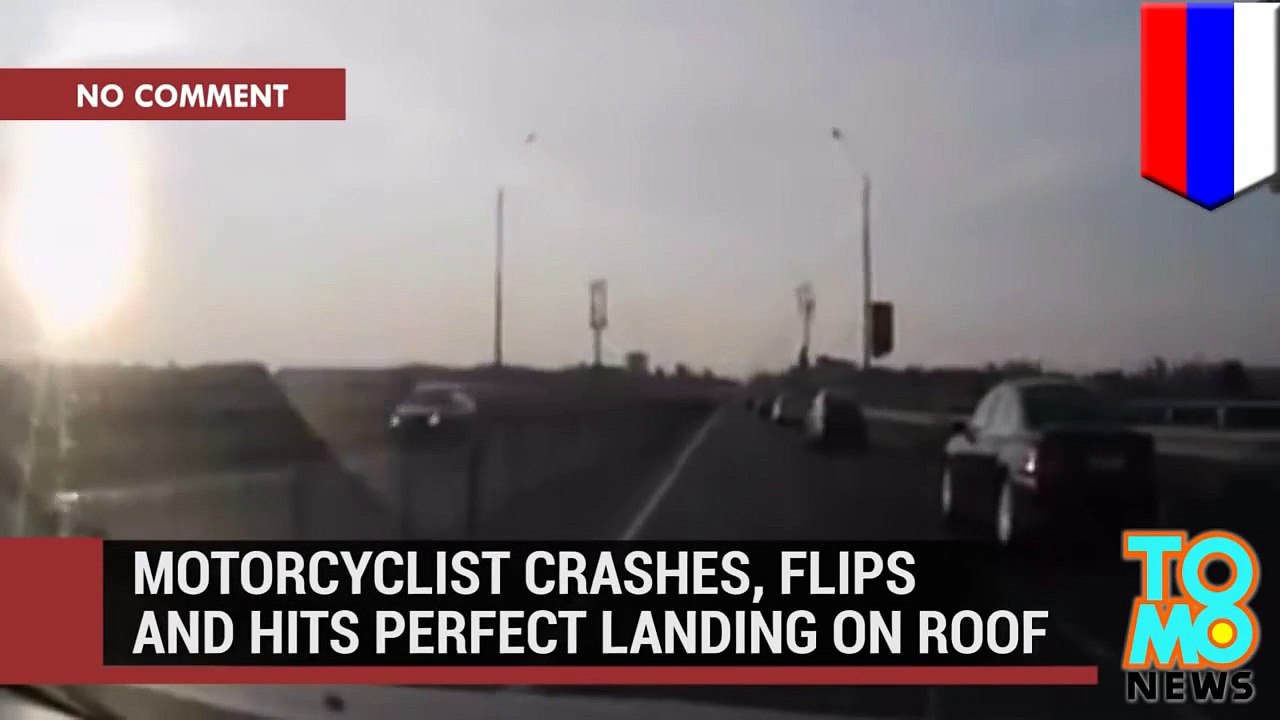 سائق دراجة روسي يتعثر بدراجته ويطير ومن ثم يهبط فوق سقف إحدى السيارات