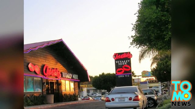 رجال الشرطة يلتقطون صوراً لراقصة تعري من سان دييغو