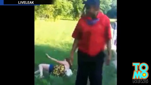 طفل رضيع يتوسل سيدةً للتوقف عن ضرب أمه