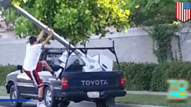 شاب يصدم كاميرا مراقبة الطريق بسيارته ويهرب