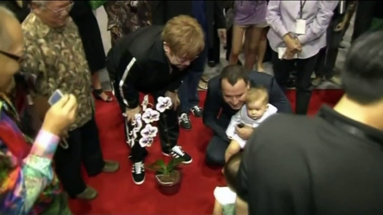 Elton John calls for Dolce & Gabbana boycott - BBC News