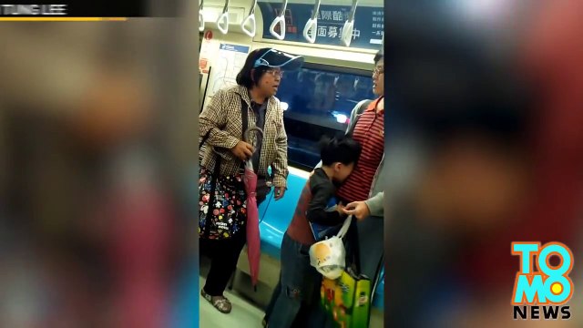 سيدة آسيوية مسنة تتعارك في قطار الأنفاق مظهرة تكنيك كونغ فو مذهل