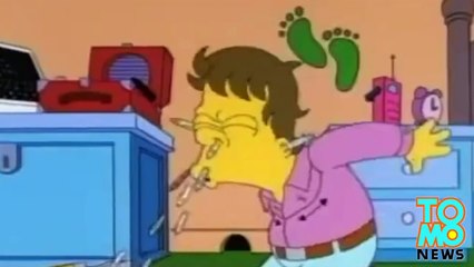 طبيب يزيل جوالاً كان عالقاً في فم أحدهم